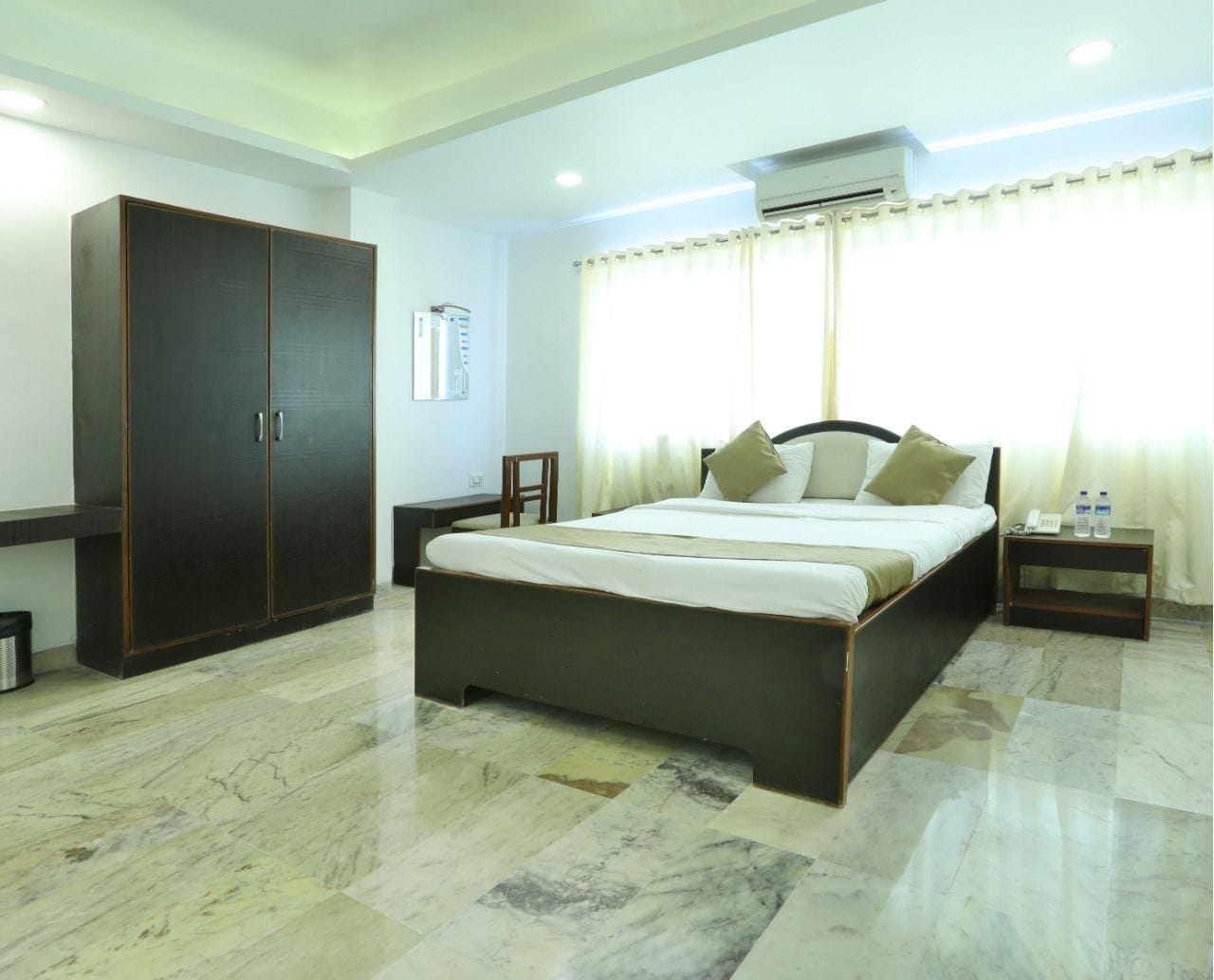 EXECUTIVE, KING BED