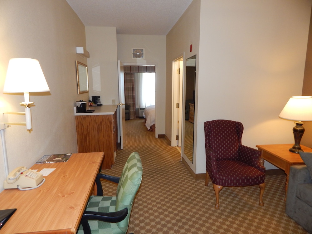 Lancaster Inn and Suites 38/64