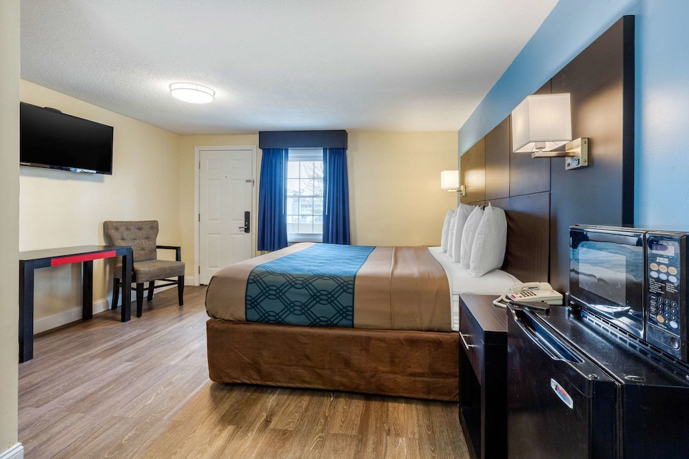 Econo Lodge West Yarmouth on Cape Cod 12/38