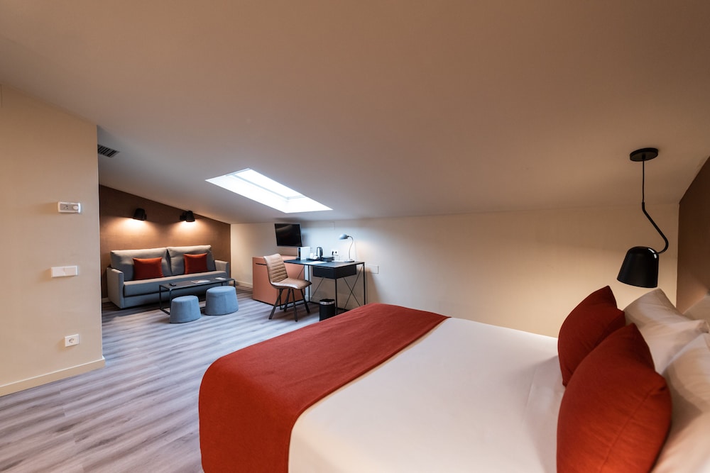 Atenea Rekord Suites 5/50