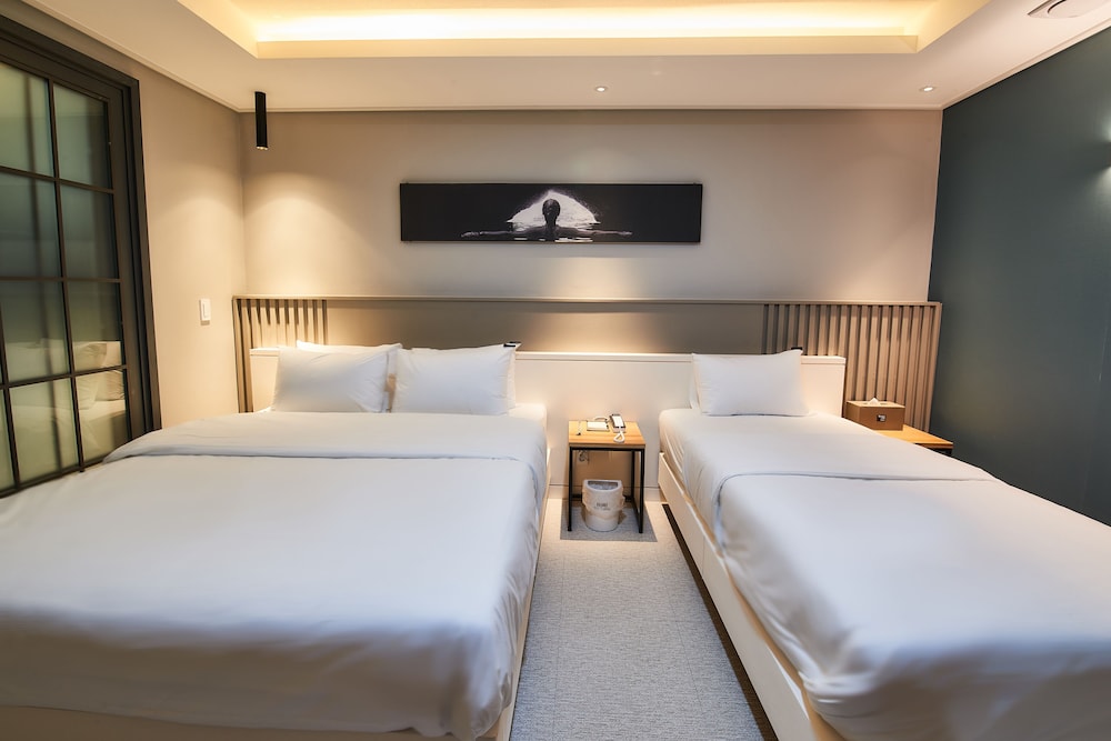 West In Hotel 19/50