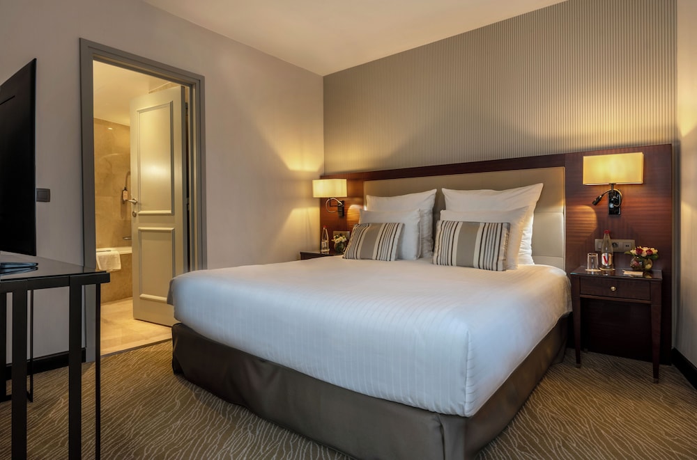 Junior Suite, Privilege, Queen Bed, with View