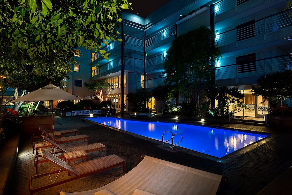 Cupertino Hotel 51/54