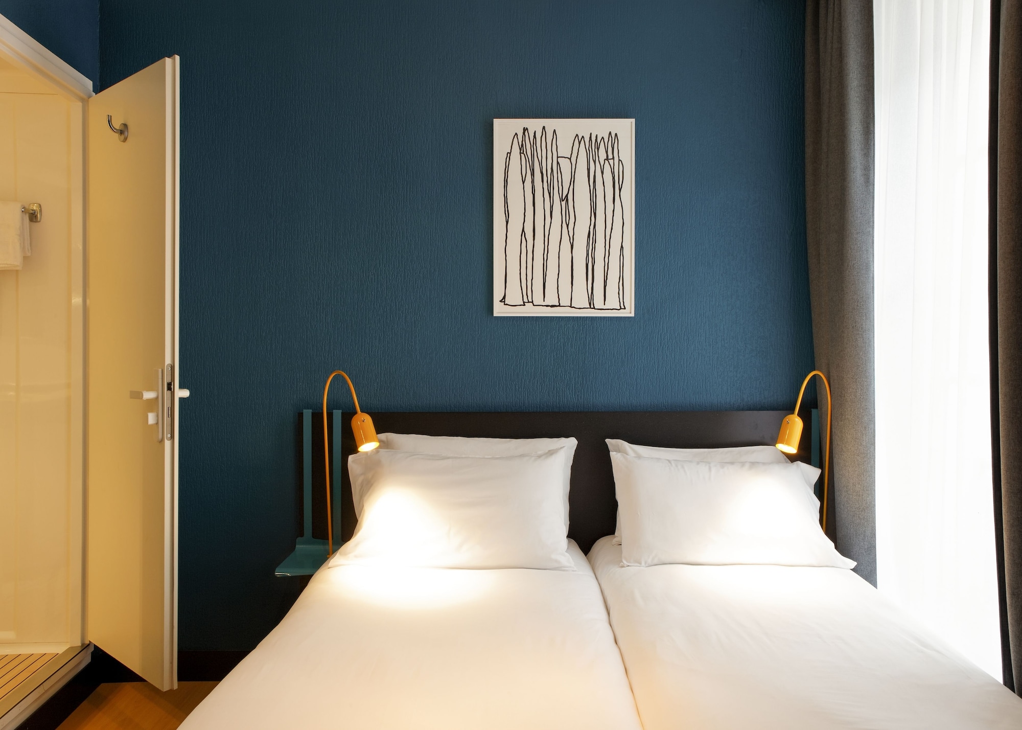 ROOM, TWIN BEDS