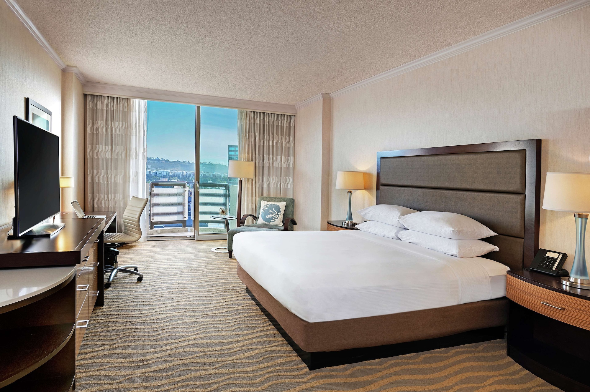 PREMIER, KING BED, VALLEY VIEW, BALCONY, HIGH FLOOR