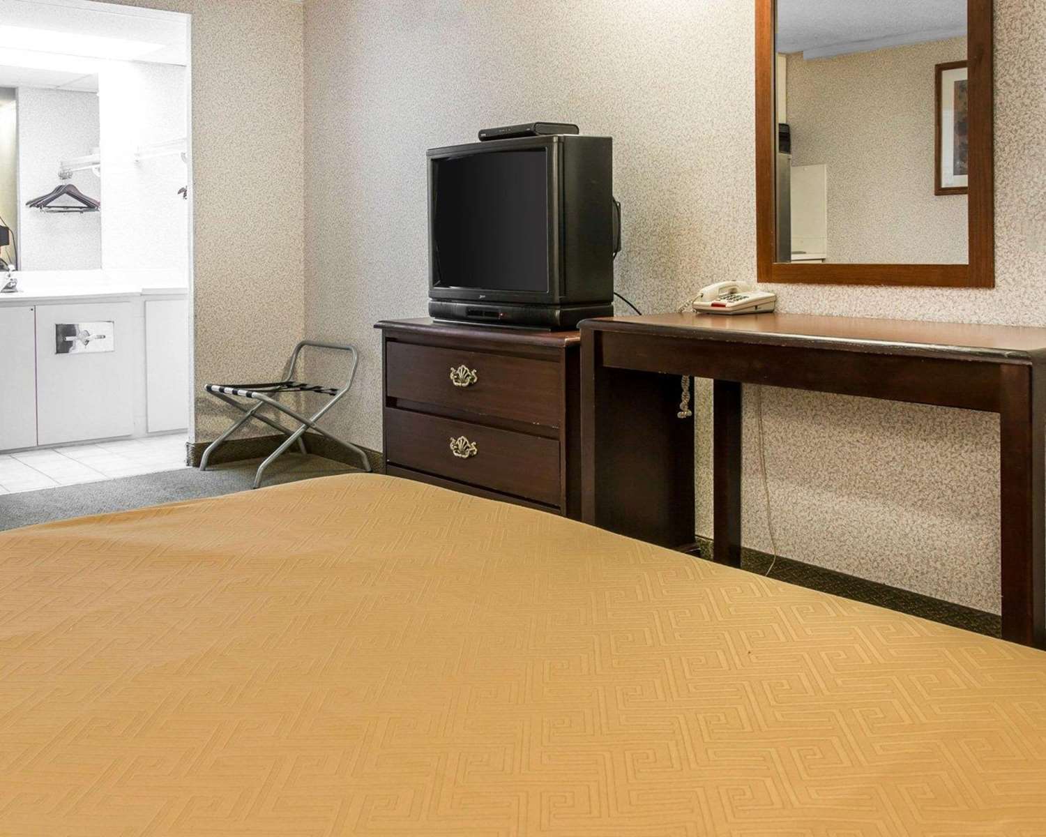 Rodeway Inn Madison Heights - Detroit 24/24