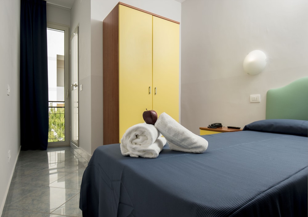 Hotel Scarlet 5/47