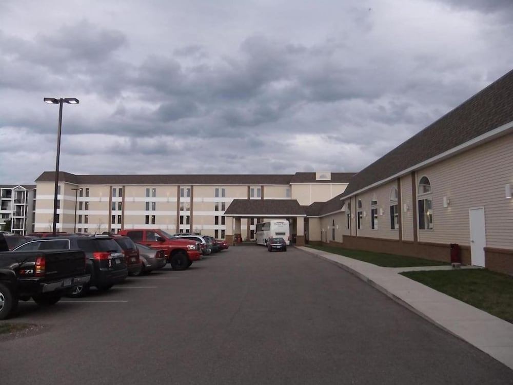 Mackinaw Beach & Bay Inn & Suites 45/51