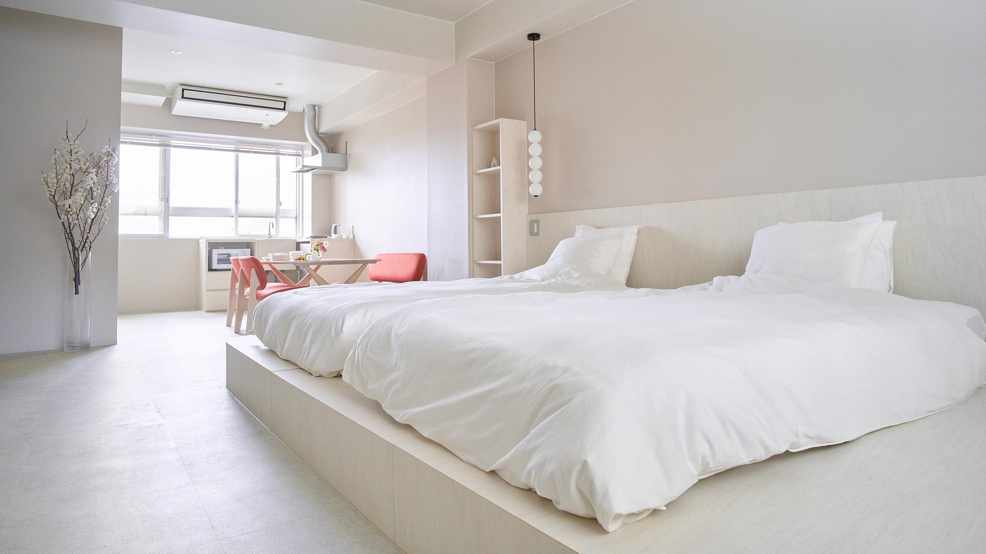 Deluxe, Twin Beds, Mountain View, Ocean View, Night View