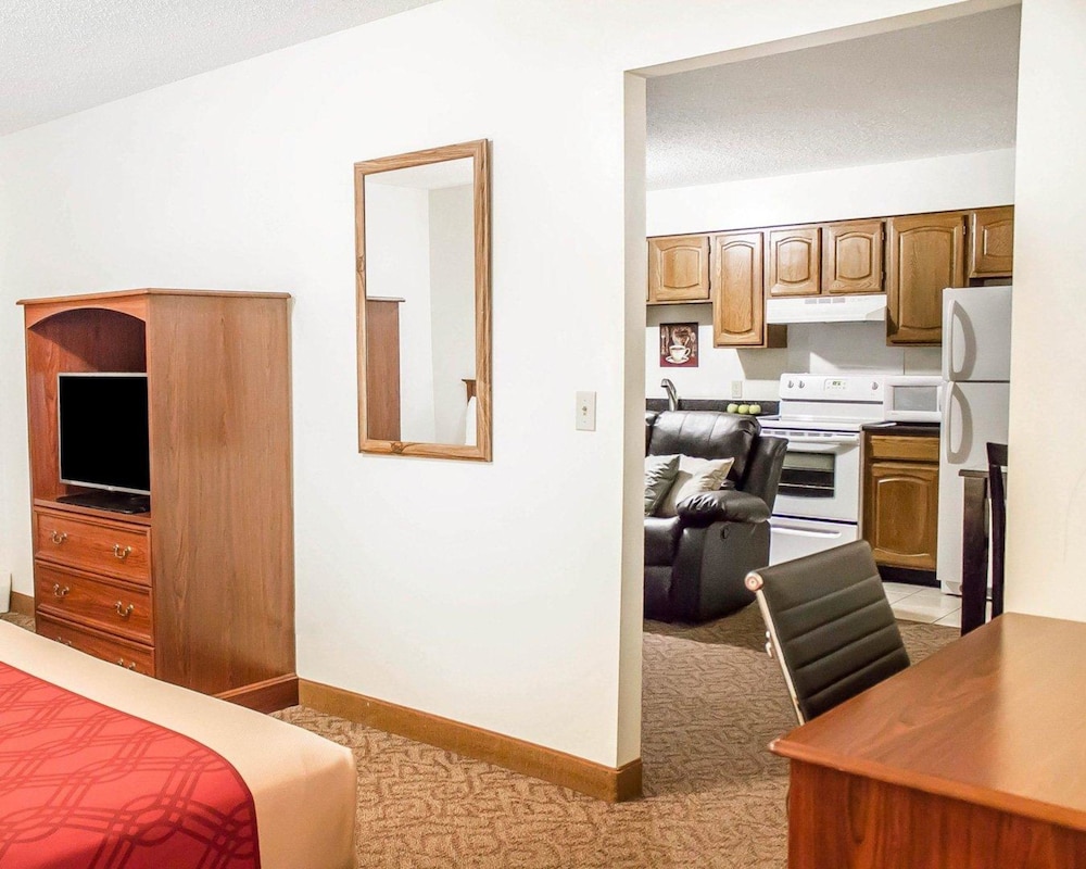 Econo Lodge Menomonie On The Bay MI 13/31