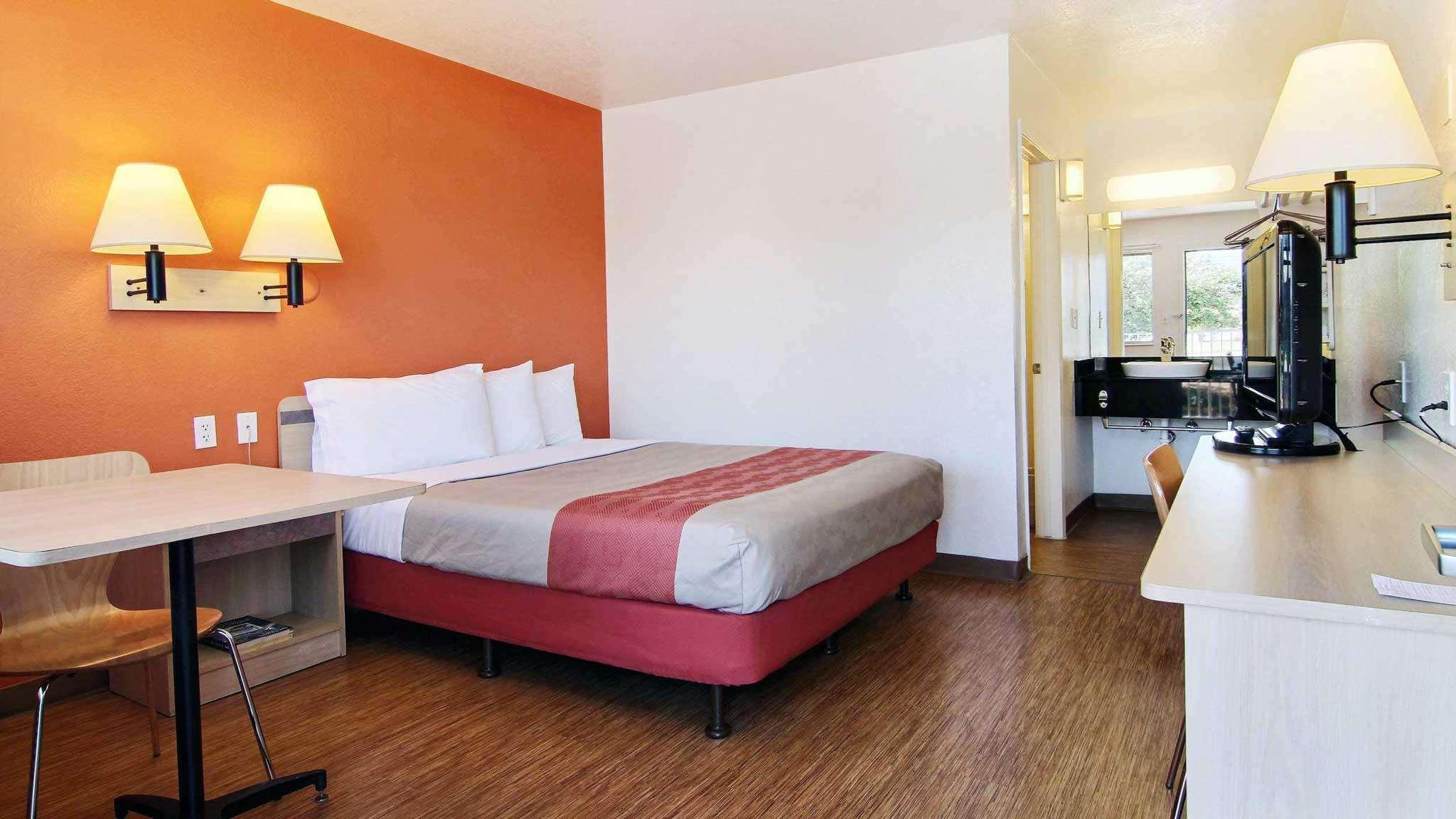 1 Queen Bed - Micfridge