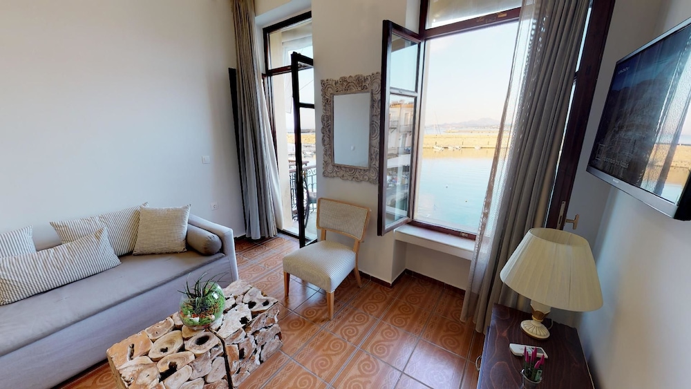Porto Enetikos Suites 29/50