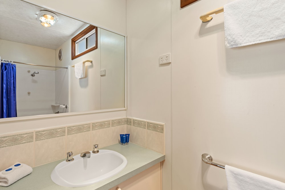 غرفة قياسية بسرير كوين وسرير بطابقين بـ3 غرف نوم، DISCOVERY PARKS - MOAMA WEST 4/4