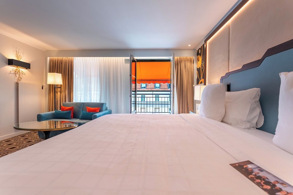 Renovated, Unique, Junior Suite, Queen Bed