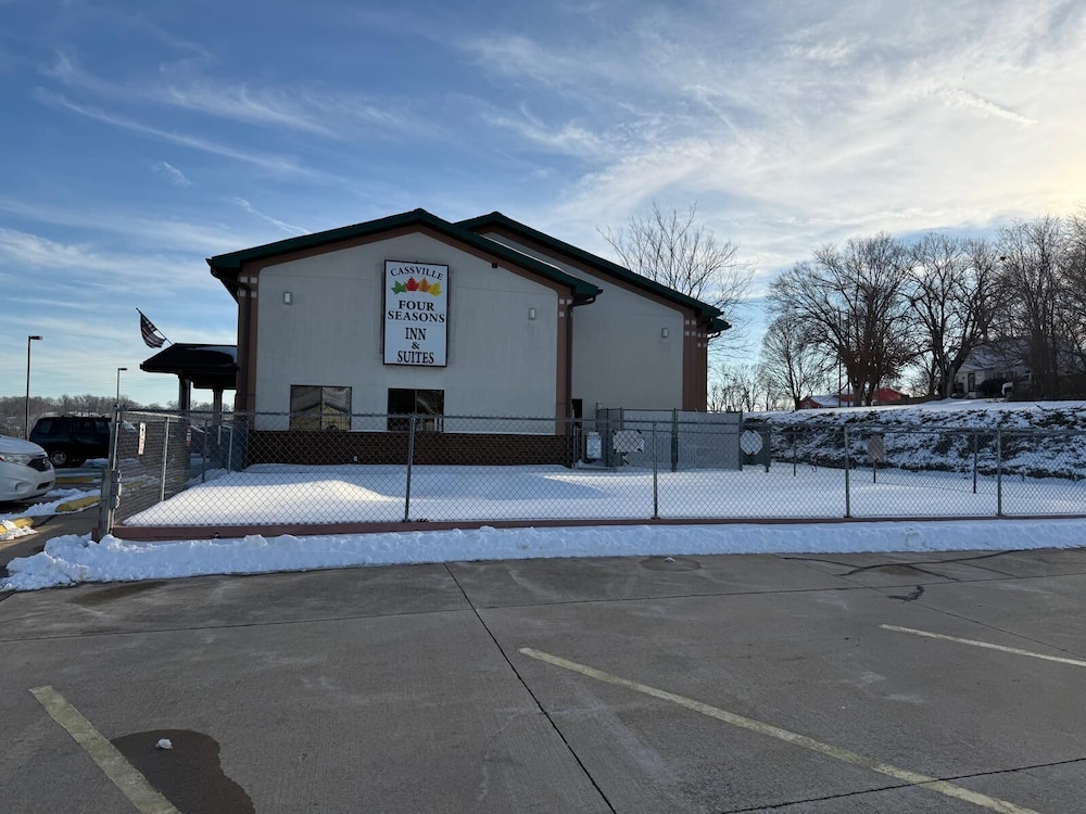 Americas Best Value Inn and Suites-Cassville/Roaring River 26/42