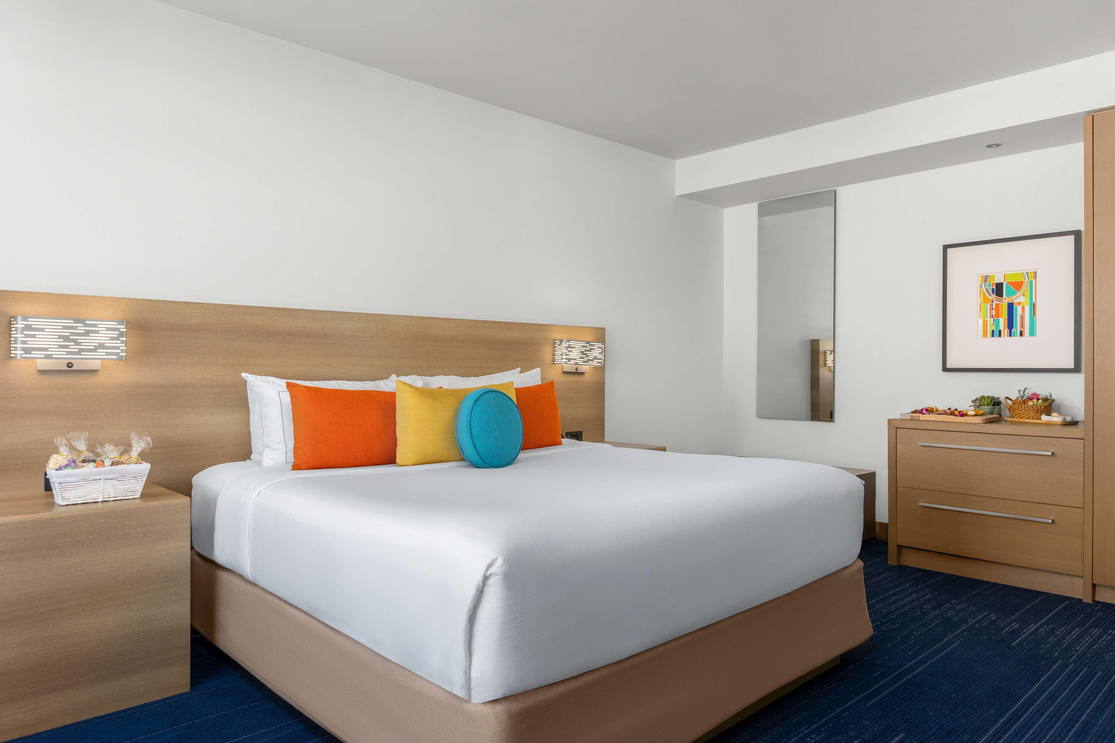 1 BEDROOM, SUITE, KING BED, BALCONY, ACCESSIBLE