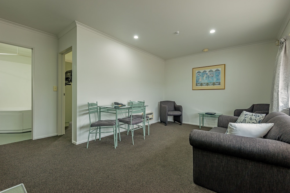 Camelot Motor Lodge 24/35