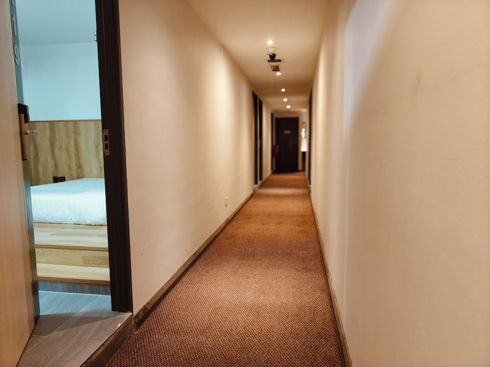 Country Hotel 27/44