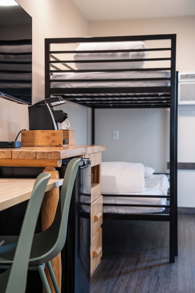 Swiss Chalet Motel 29/43