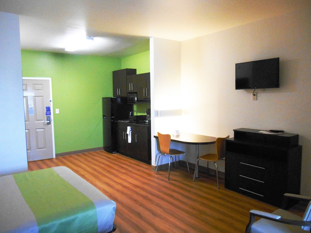 Super 8 by Wyndham Kenedy TX 21/26