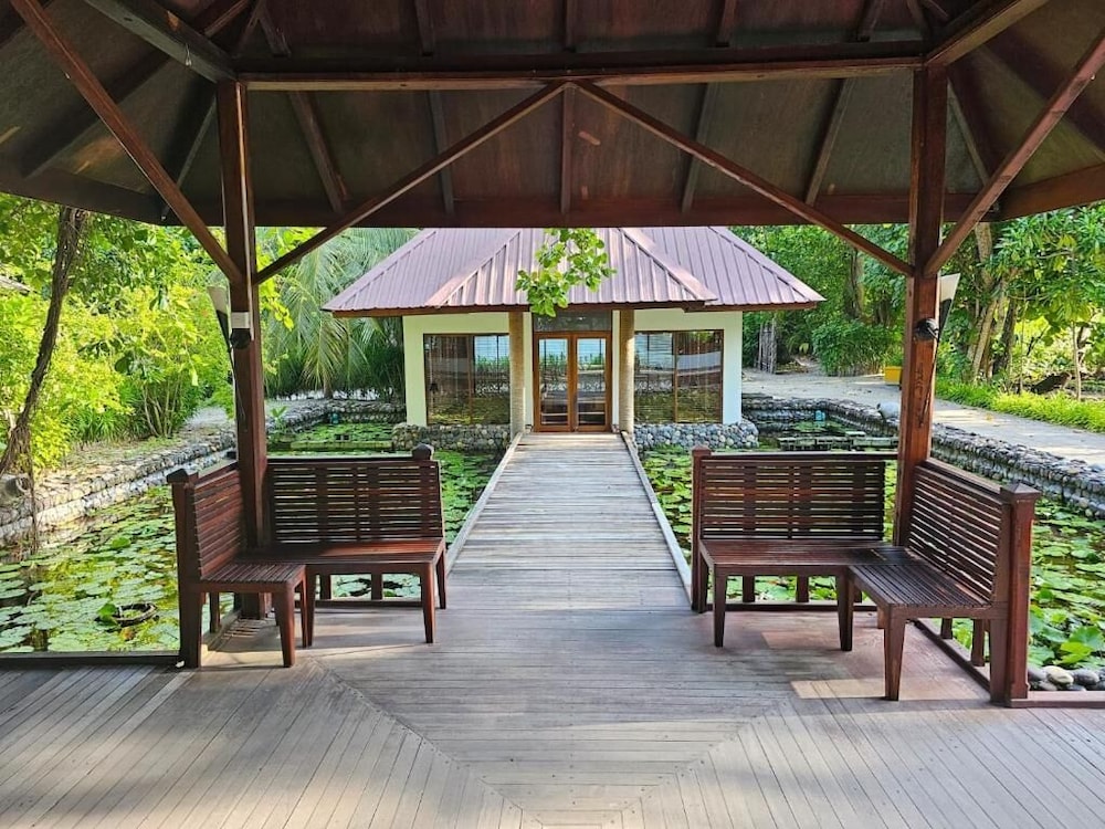 Filitheyo Island Resort 141/151