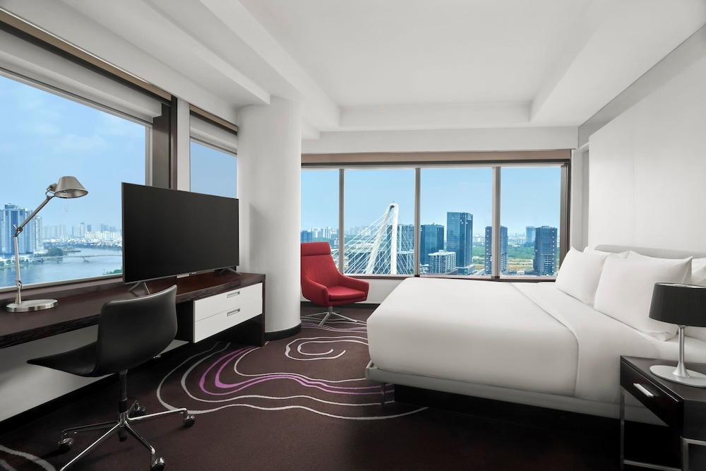 1 Bedroom, Club, Suite, King Bed, River View, Le Meridien Saigon 6/10