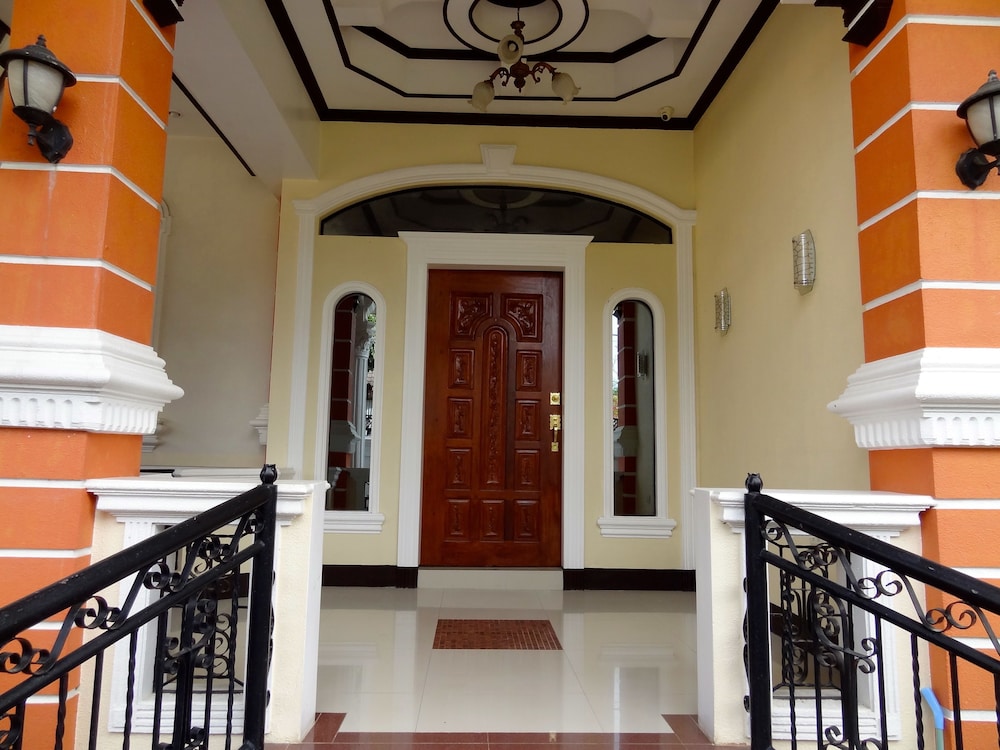 The Executive Villa Inn & Suites 4/60