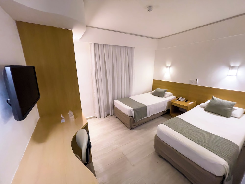 غرفة قياسية بسريرين منفصلين