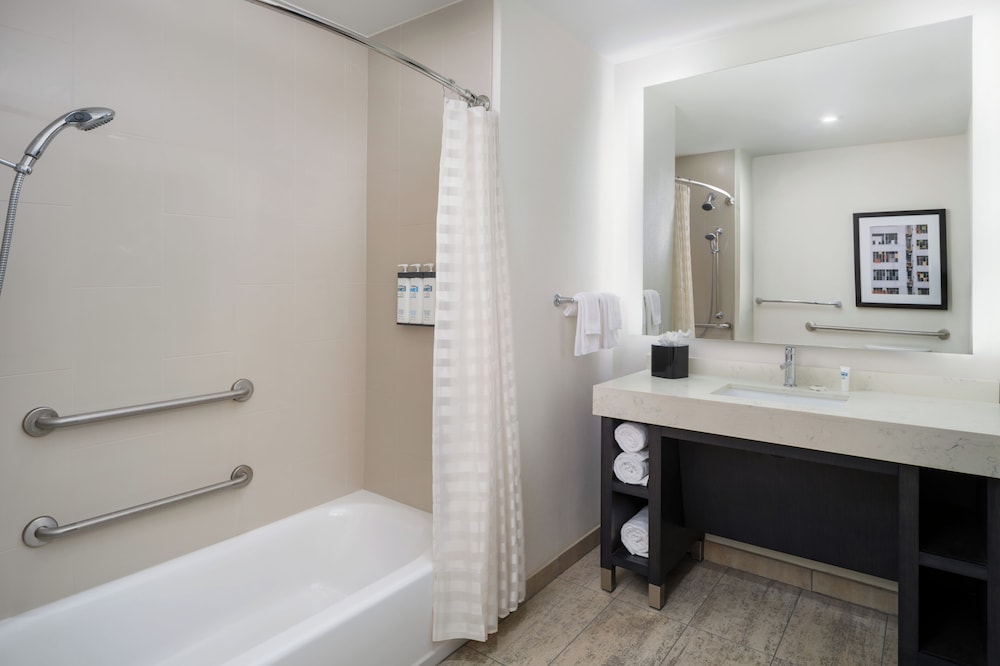 Hyatt House Austin Downtown 66/68