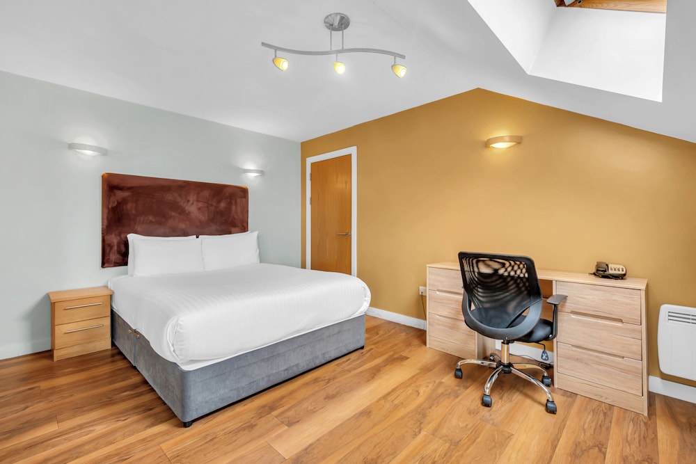 Roomzzz Leeds Headingley 19/49