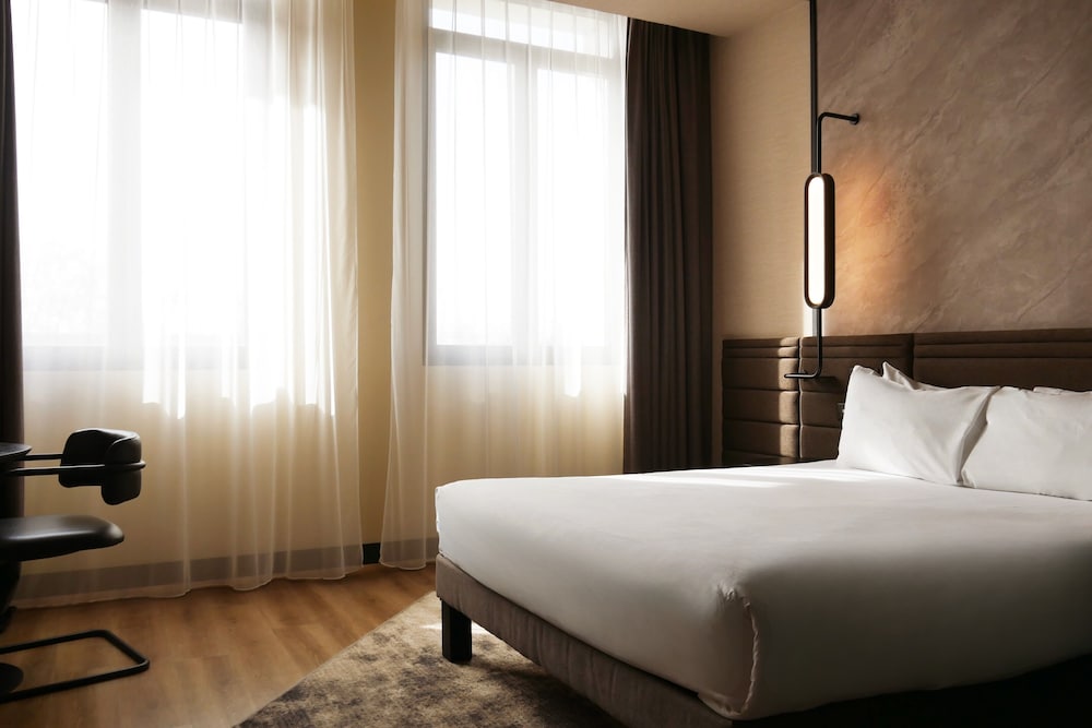 Classic, Double Bed, River View, Novotel Rouen Centre Cathedrale 3/6