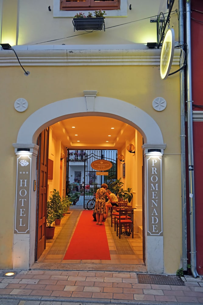 Promenade Hotel 4/32