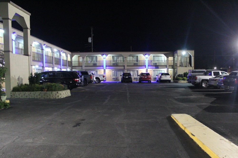 Hutchinson Inn 42/58