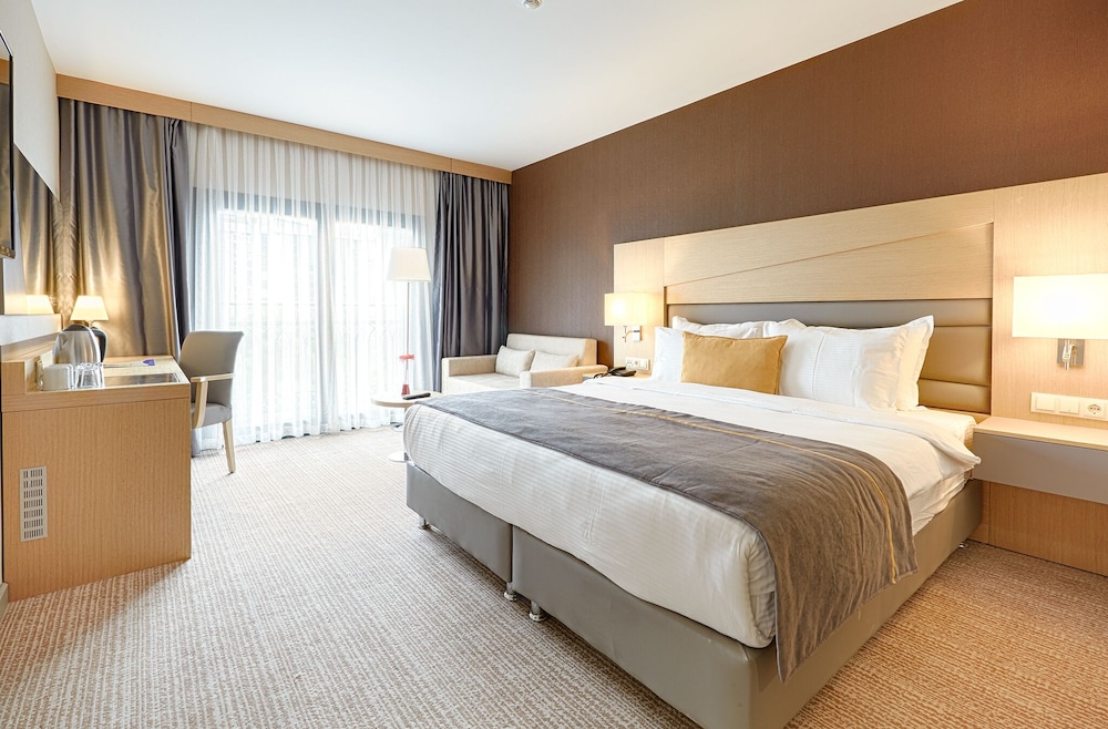 SUITE, KING BED, SOFA, BALCONY, CORNER