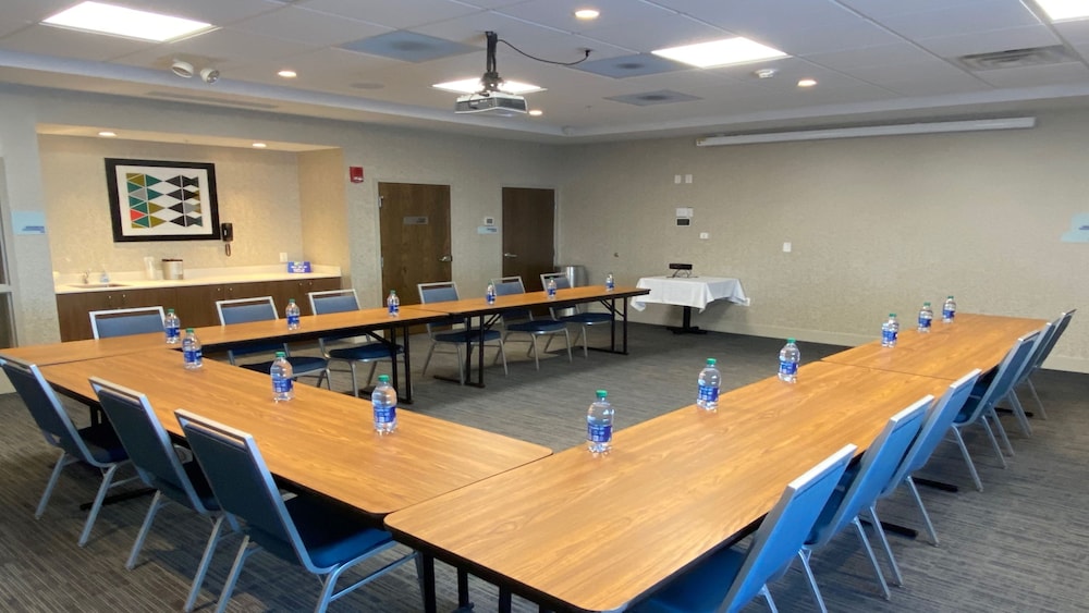 HOLIDAY INN EXPRESS & SUITES TOLEDO SOUTH - PERRYSBURG 43/53