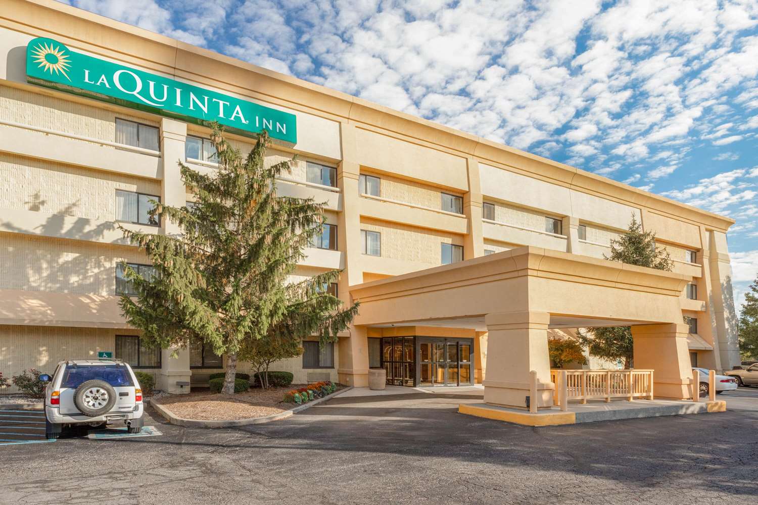 Norwood Inn & Suites by BlissPoint 30/38