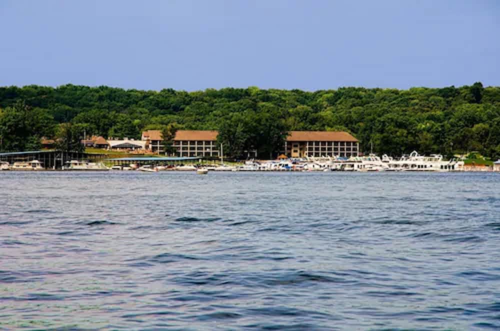 Fourwinds Lakeside Inn Marina 22/48