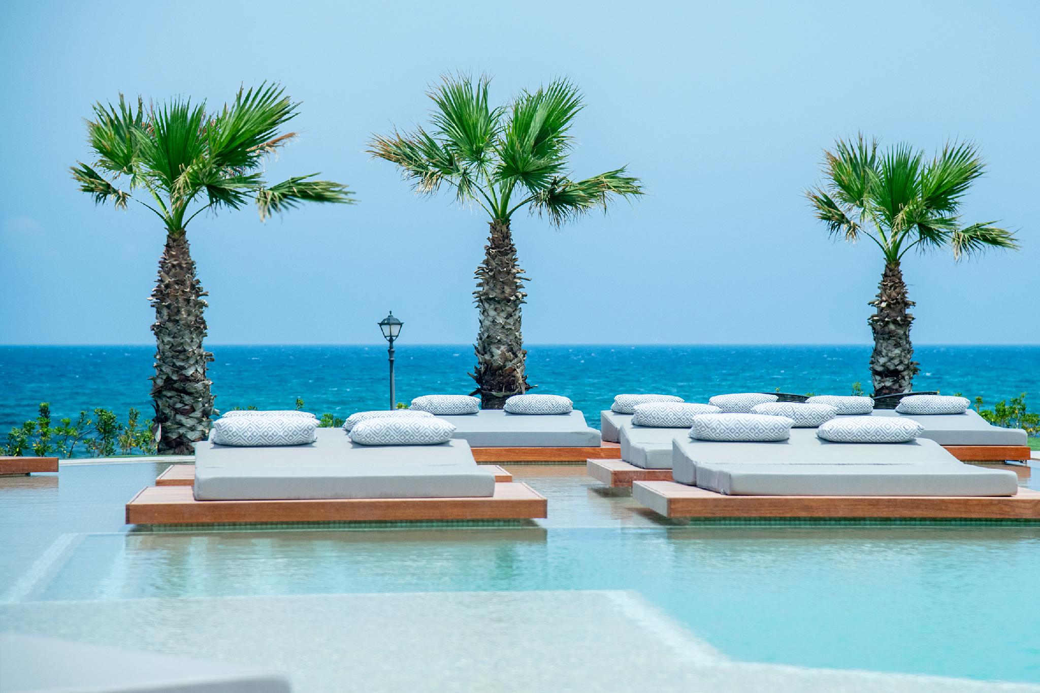 Petite, Junior Suite, Pool Access