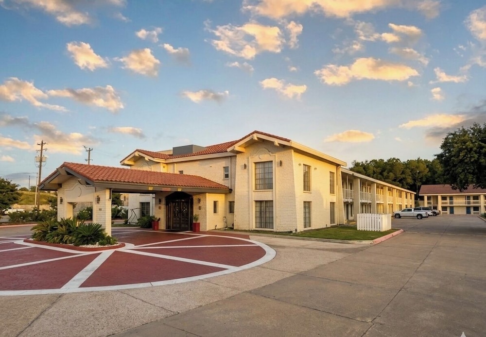 Super 8 by Wyndham Nacogdoches Near University 46/58