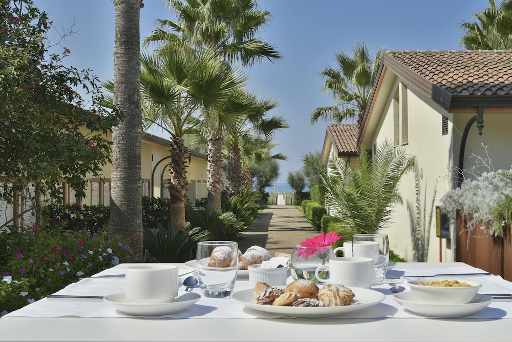 Paestum Inn Beach Resort 7/69