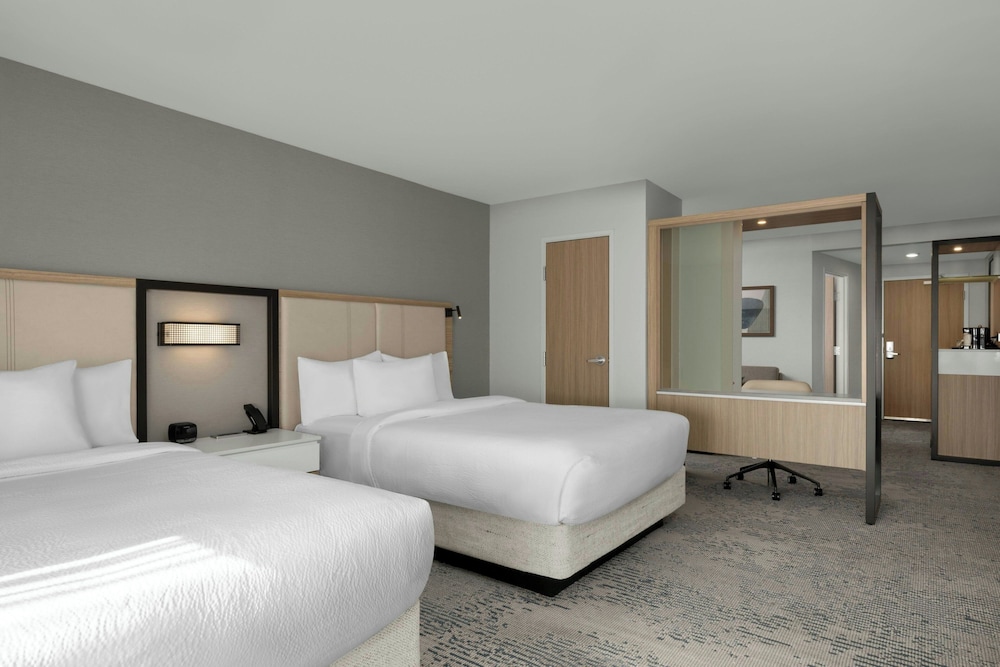 1 Bedroom, Suite, 2 Queen Beds, Sofa