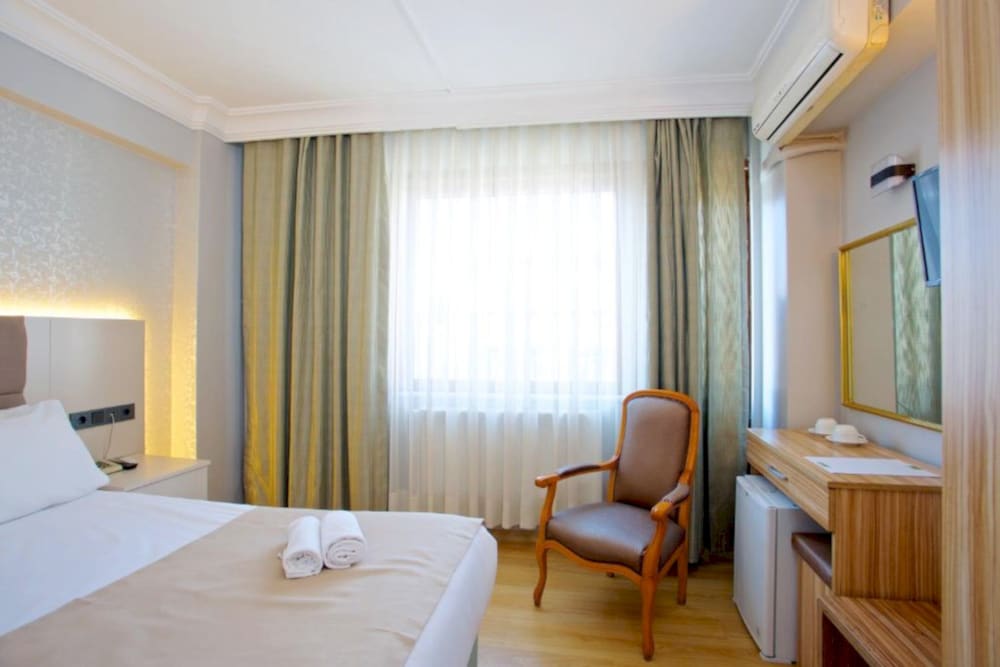 Grand Ant Hotel 12/47