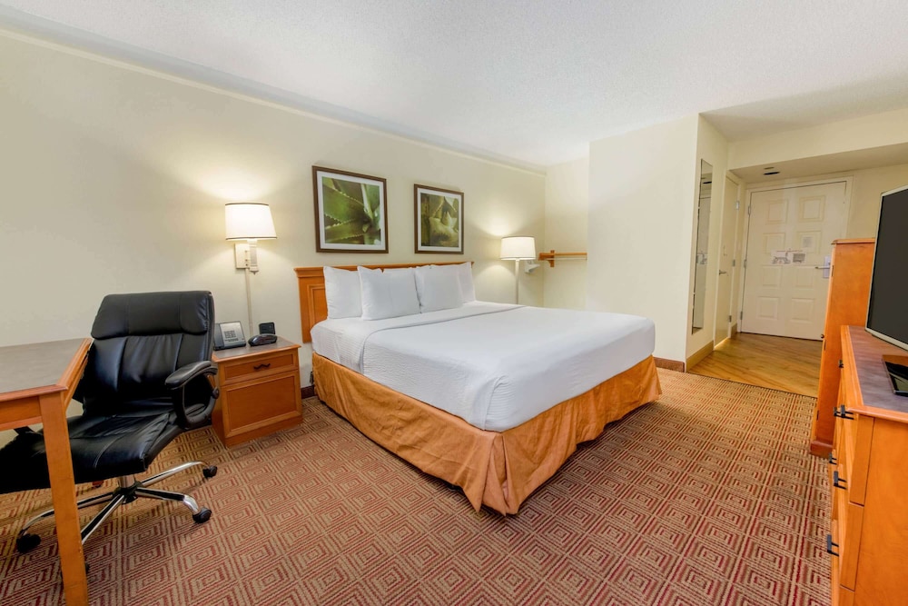 La Quinta Inn & Suites by Wyndham Ft Lauderdale Cypress Cr 22/44