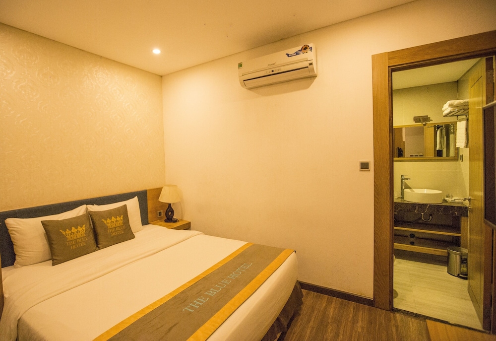 Superior, Queen Bed, No Window
