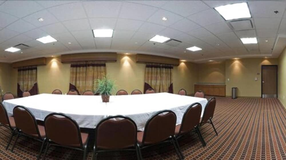 Holiday Inn Express Hotel And Suites Laredo Event Center Area 58/63