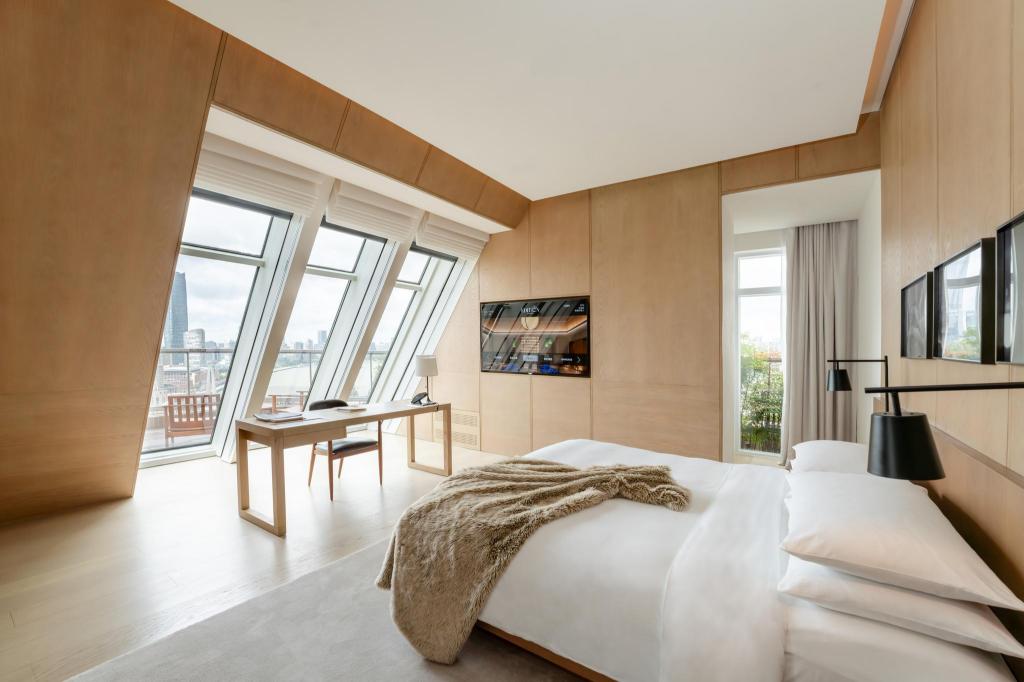Bund, Suite, King Bed, with View, Terrace, Terrace Level