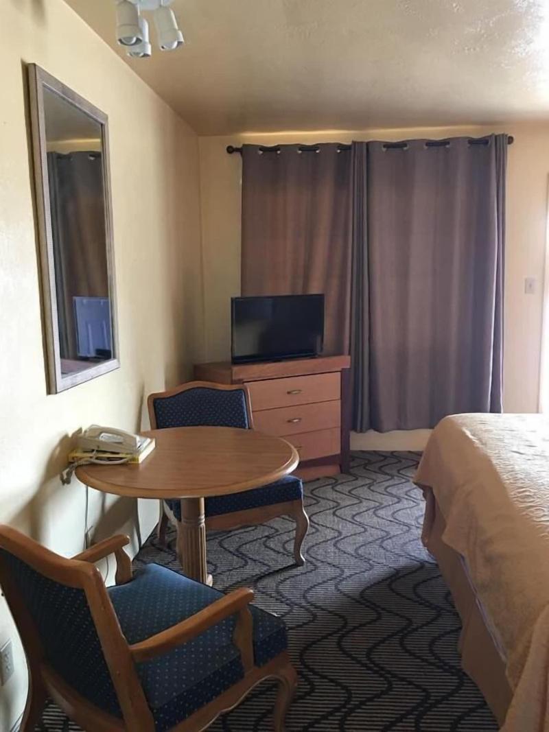 Sky Ranch Inn 13/22