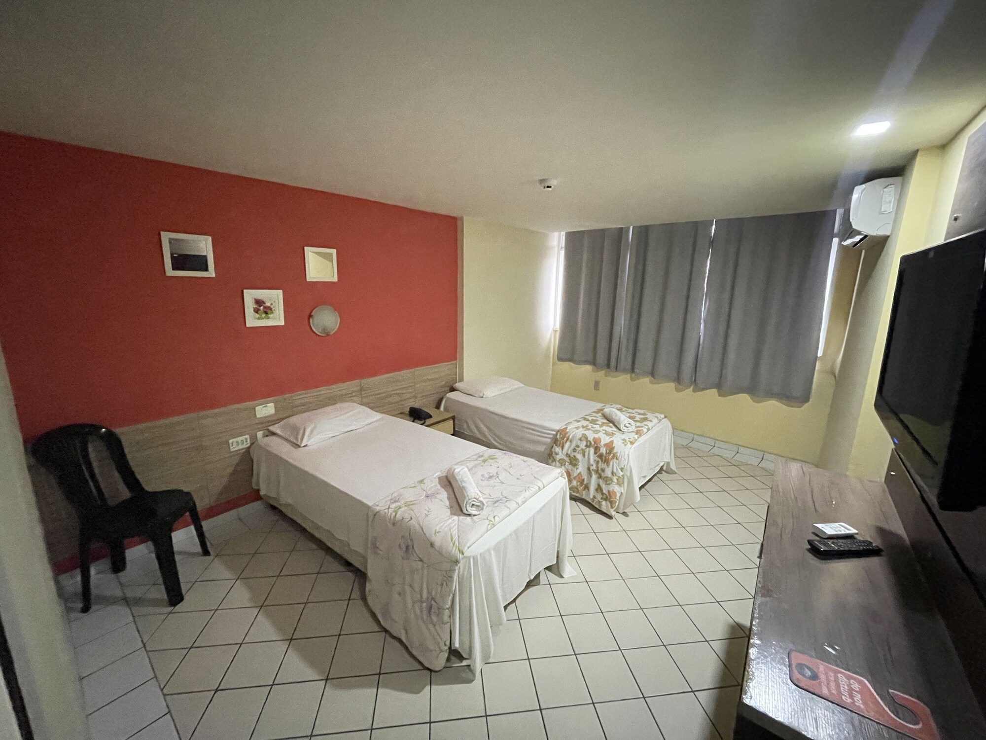 ROOM, DOUBLE OR TWIN BED