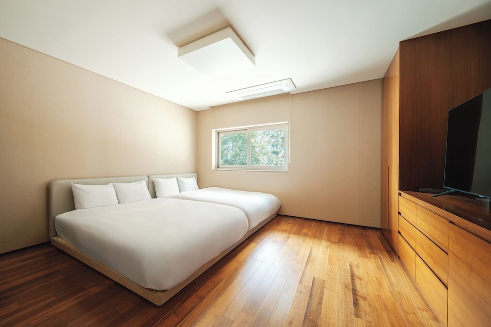 Garden Pool, Pine, Villa, 2 Futon Beds, Pool Access