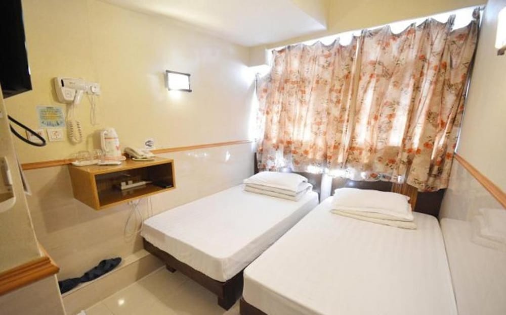 Pay-Less Guest House 15/50